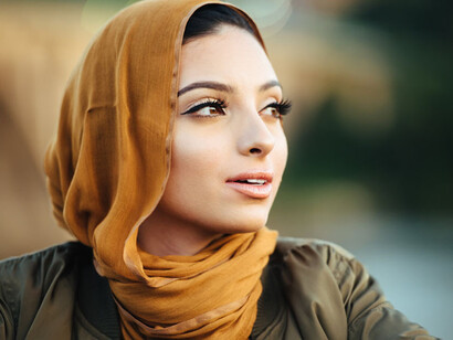 Una mujer con hiyab