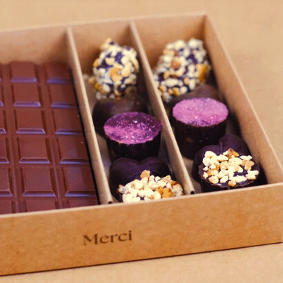 La oferta de Yam Yam Cacao incluye desde bebidas y bombones hasta tabletas que exploran combinaciones complejas de sabores naturales e intensos