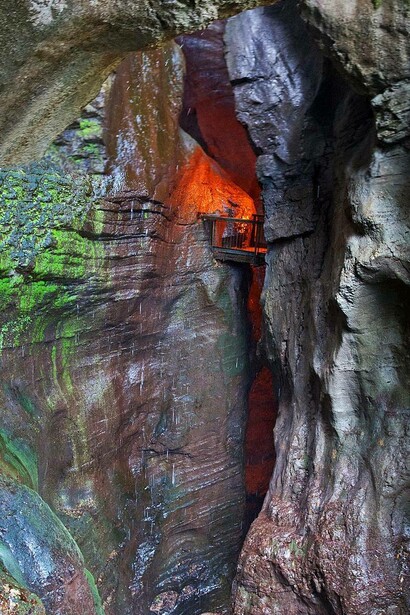 Ponticello che congiunge le grotte, Cascate del Varone, Tenno, Italia