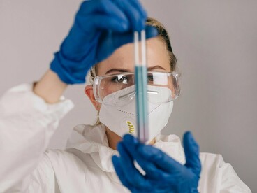 A base científica da polilaminina está sendo construída há anos em ambiente universitário. A pesquisa é desenvolvida na Universidade Federal do Rio de Janeiro (UFRJ), onde estudos laboratoriais e testes acadêmicos indicaram potencial regenerativo da proteína em lesões recentes da medula espinhal. Esses trabalhos iniciais abriram caminho para aplicações pontuais em humanos, sempre condicionadas a decisões judiciais, já que o produto não possui registro sanitário para uso clínico regular