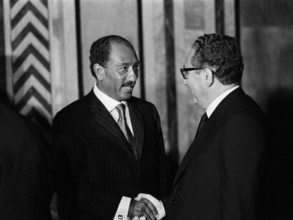 O presidente egípcio Anwar Sadat (à esquerda) e Henry Kissinger, Conselheiro de Segurança Nacional e Secretário de Estado dos EUA