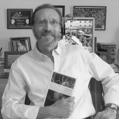 Ángel Olgoso en su biblioteca