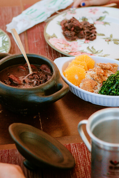 Porção de feijoada. O que acontece com a feijoada, não é algo isolado, é cada vez mais comum, principalmente nas grandes cidades onde as pessoas não tem tempo para quase nada