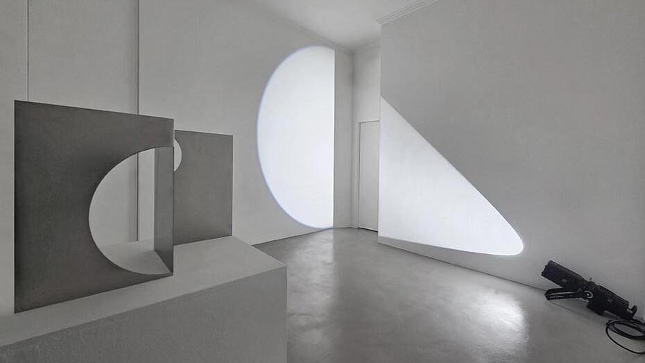 Michel Verjux, Tout ou partie, exhibition view. Courtesy of A arte Invernizzi