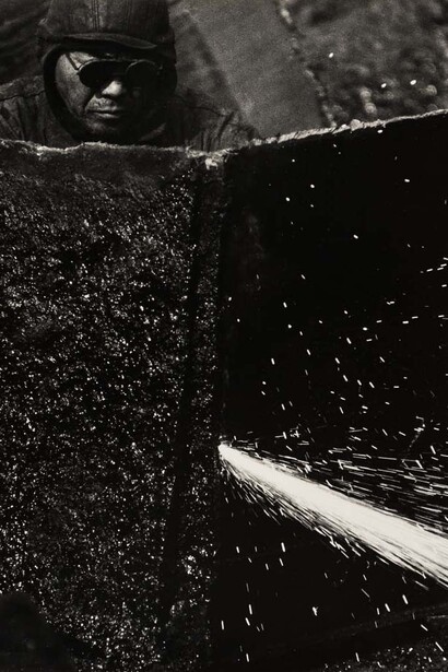 Kiyoshi Niiyama (Prefettura di Ehime, Giappone, 1911 – Tokyo, Giappone, 1968) - Senza titolo (Saldatore), anni cinquanta-sessanta - Stampa ai sali d’argento, 52,4 × 41,2 cm © Estate of the Artist - Kiyoshi Niiyama