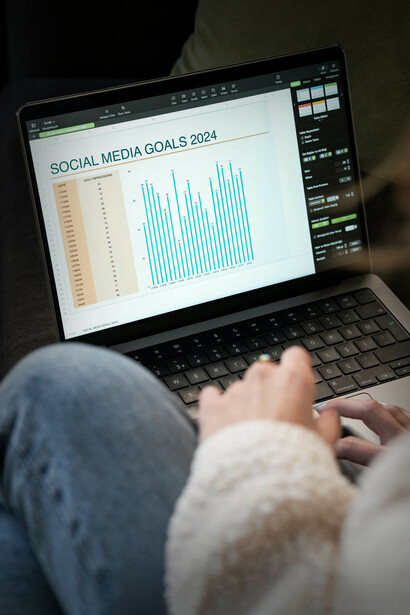 Diversas herramientas facilitan la organización personal y de equipo, con opciones de automatización para programar acciones y recibir notificaciones