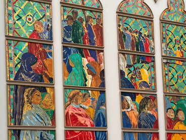 Dans leur modernité éclatante, ces vitraux annoncent déjà la renaissance de Cathédrale Notre-Dame de Paris, où lumière et matière dialogueront à nouveau