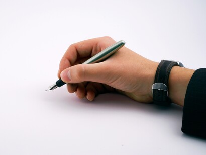 Escribiendo con una pluma estilográfica