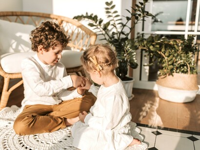 Irmão mais velho brinca com sua irmã