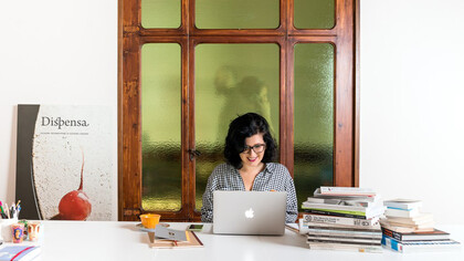 Martina Liverani nel suo studio. Crediti Cinefood