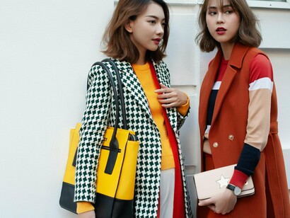 O couro natural é uma opção acertada considerando sua durabilidade e capacidade de resistir a arranhões e intemperes. Existem hoje diversos tipos de couro que fazem parte de uma cadeia de produção consciente, visando o upcycling de recursos naturais e sendo uma opção que evita o descarte a menor prazo pela sua qualidade superior. Para os adeptos de um estilo de vida vegano, já se tornou cada vez mais comum couros feitos à base de recursos vegetais como o couro de cacto que se mostra ser resistente e uma opção que encaixa nas escolhas pessoais desse especifico grupo