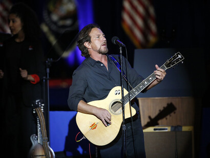 Eddie Vedder alla chitarra