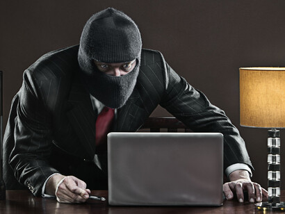 Un ladrón obtiene información de un ordenador portatil