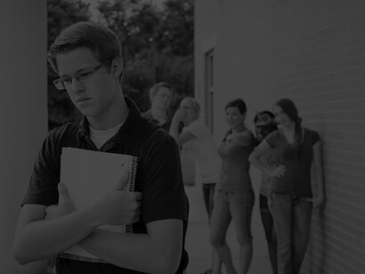 Jovem afastado pelos seus colegas de escola por ser diferente