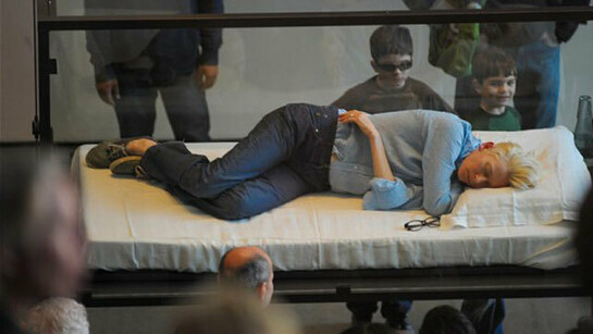 Um corpo que, em 1995, ganhou forma sob a execução de Swinton na Serpentine Gallery, em colaboração com a artista Cornelia Parker. Reencenada em 1996 no Museo Barracco e, por fim, em 2013 no MoMA, concretizada uma vez mais por Tilda Swinton