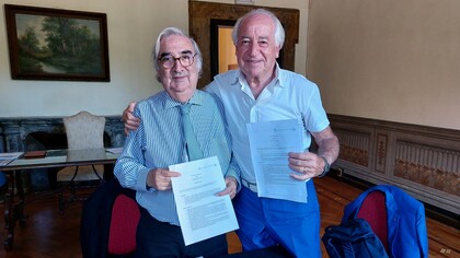 Francisco Rojas Aravena, Rettore dell'Università per la Pace delle Nazioni Unite, e Salvatore Grasso, autore dell'Inno dell'Università per la Pace delle Nazioni Unite, al momento della firma
