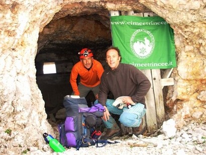 Davide e Gira all'entrata della Caverna degli Obici