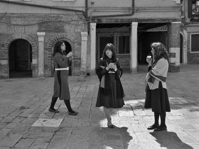 Ferdinando Scianna, Signore vestite a festa per Shabbat © Ferdinando Scianna / Magnum Photos. Courtesy of Casa dei Tre Oci 