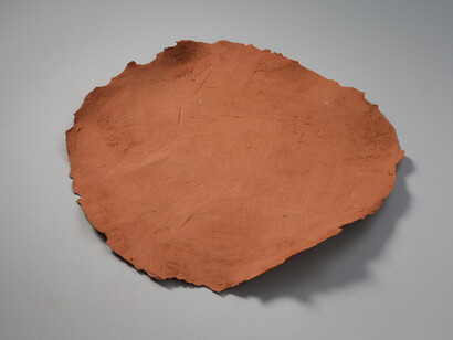 Shelagh Wakely, Clay dried on the surface of a slab,1979, Clay, 40 cm diameter