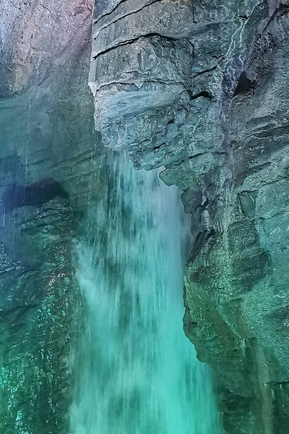Il percorso di visita alle cascate del Varone è immerso in un curatissimo giardino botanico
