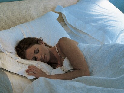 Mujer dormida en su cama