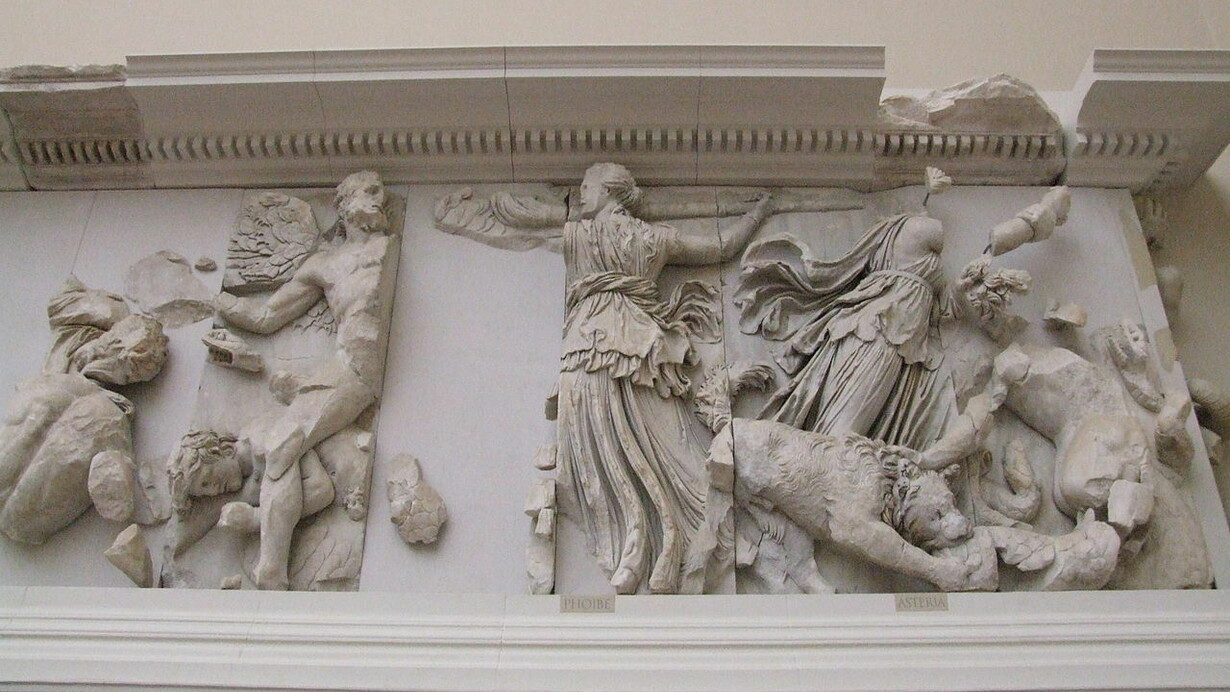 Febe ed Asteria, Altare di Pergamo, Berlino: Febe è un personaggio della mitologia greca, figlia di Urano,il cielo, e di Gea, la terra