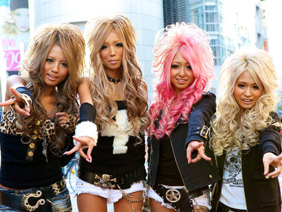 Quatro japonesas modernas posando