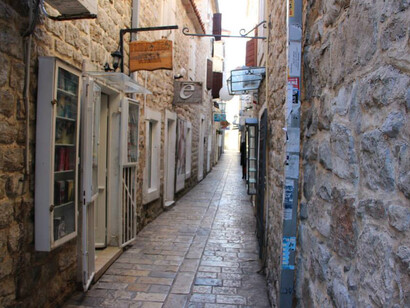 Budva, Montenegro. Tiendas en las calles de la ciudad antigua. Foto: Luis García