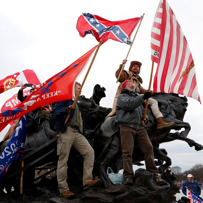 Seguidores de Trump durante el asalto al Capitolio; entre los símbolos que portan destaca la bandera confederada