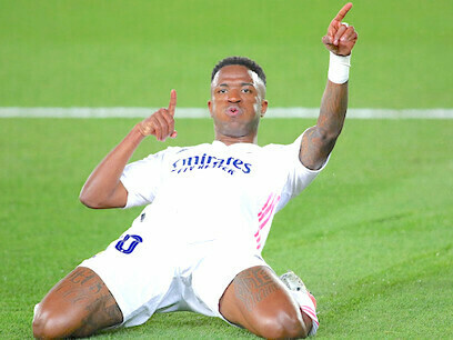 Propõe-se que Vinicius Jr. utilize a visibilidade e sucesso para criar um impacto positivo, sugerindo um projeto social