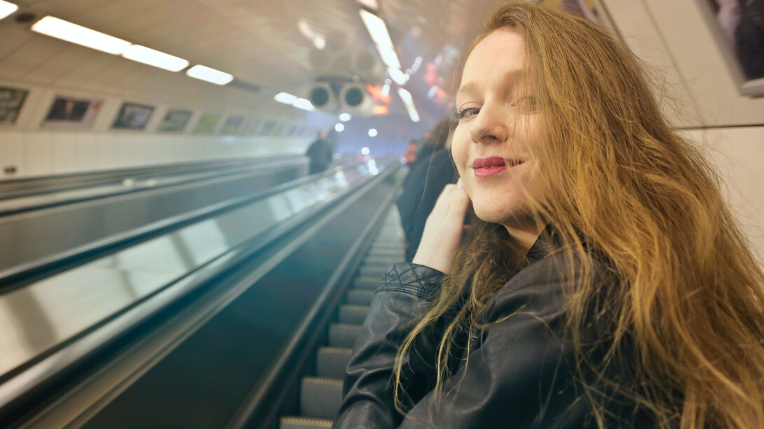 Garota dentro de metrô indo em direção aos seus sonhos