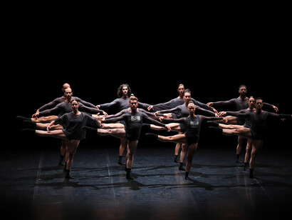 Gli artisti del Nuovo Balletto di Toscana in “Bayadère, il regno delle ombre”, balletto in un atto per dodici danzatori su musica di Ludwig Minkus © Roberto De Blasio