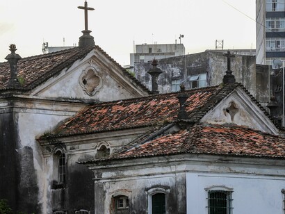 Convento da Lapa. Nesse contexto, instituições como os conventos não eram meros refúgios espirituais; eram espaços físicos e simbólicos, por vezes involuntariamente inseridos no turbilhão político

