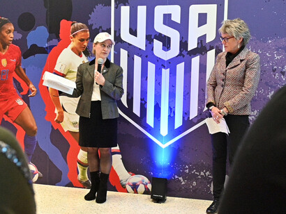 Celebrando el final de la Copa Mundial Femenina de la FIFA en la Embajada de EE.UU. en Wellington, Nueva Zelandia