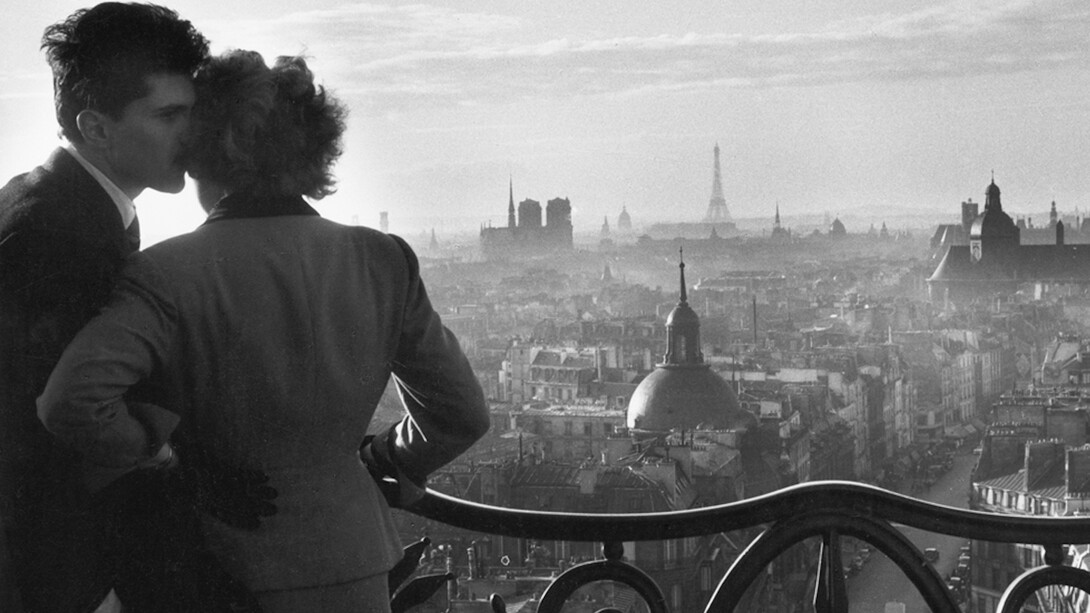 Les Amoureux de la Bastille, Paris, 1957, Willy Ronis. Ministère de la Culture et de la Communication / Médiathèque de l’architecture et du patrimoine / Dist Rmn © Donation Willy Ronis