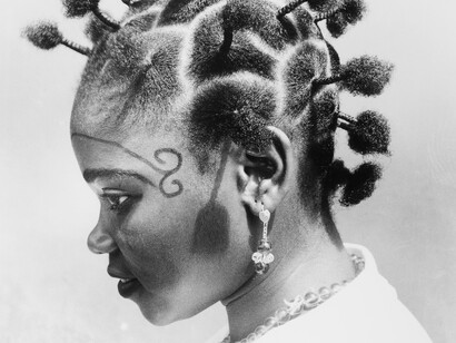 J. D. ‘Okhai Ojeikere, Mmon Mmon Edet Ubok 1974, dalla serie Hairstyle. Courtesy of Private collection, Ginevra