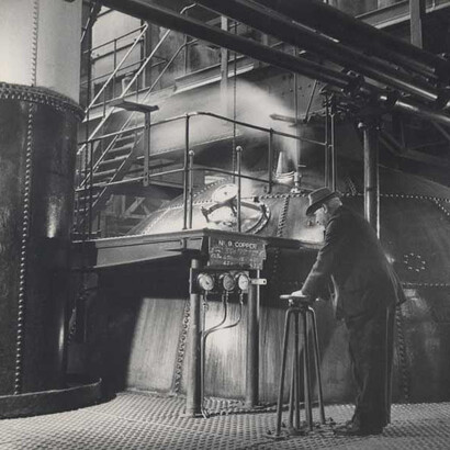 Vista interna da Brewhouse mostrando o trabalhador da cervejaria ao volante do cobre nº 9, St James's Gate Brewery, Dublin, Irlanda, 1948