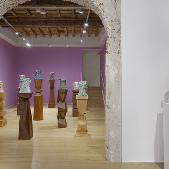 Kevin Francis Gray, Fragile heads series, exhibition view. Courtesy of Secci Gallery