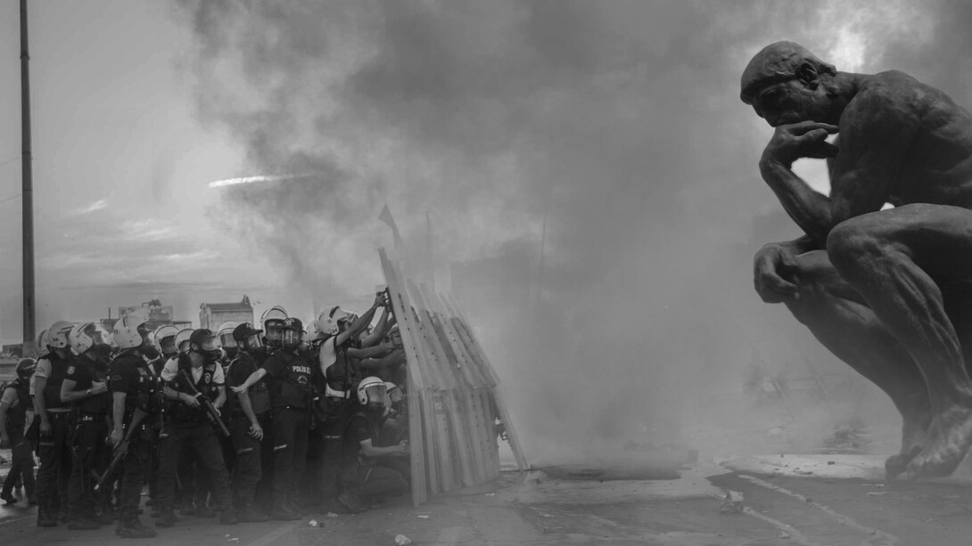 Composición fotográfico que muestra a una unidad de 'antidisturbios' delante de un «Pensador»