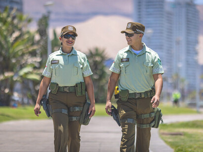 Dos policías de los Carabineros de Chile