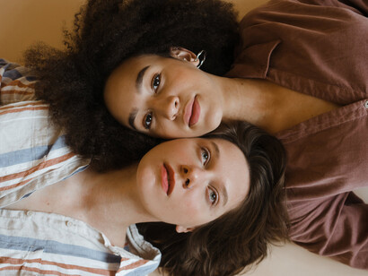 Due amiche posano l'una accanto all'altra