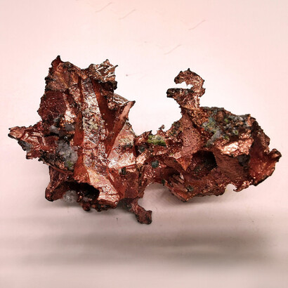 El cobre exportado por Chile en forma de concentrado es refinado en el extranjero, donde se revelan subproductos estratégicos como oro, plata y molibdeno