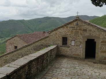 Il complesso si sviluppò lungo un antico percorso medievale che collegava Sansepolcro con l’area marchigiana attraverso il Passo delle Vacche, utilizzato anche per i traffici commerciali e la transumanza. Sansepolcro, Toscana, Italia