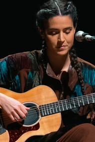 A cantora portuguesa Maro. Maro teve uma formação em música pelo Berklee College of Music (Chicago). Deu andamento em Los Angeles no curso Profissional de Musica ou Profissional Music (2017) Em 2018, iniciou sua carreira em Los Angeles. A qual é das escolas mais conceituadas do mundo. Passou a ser agenciada pelo Quincy Jones após o interesse sobre o seu talento por parte do músico Jacob Collier, o qual  convidou para o álbum Djesse Volume 2 e para Djesse World Tour (2019)