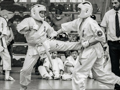 As artes marciais nos ensinam a importância de se estar bem preparado para todos os desafios. Ao se prepara para uma luta, o atleta estuda seu adversário para definir sua estratégia. Após esta definição, prepara-se para desenvolver as valências necessárias visando a vitória. No entanto, é impossível prever cada movimento do adversário ou mesmo saber de antemão a sua estratégia e se a nossa vai encaixar. Neste momento, é preciso ser adaptável. Mudar sua estratégia para surpreender o adversário

