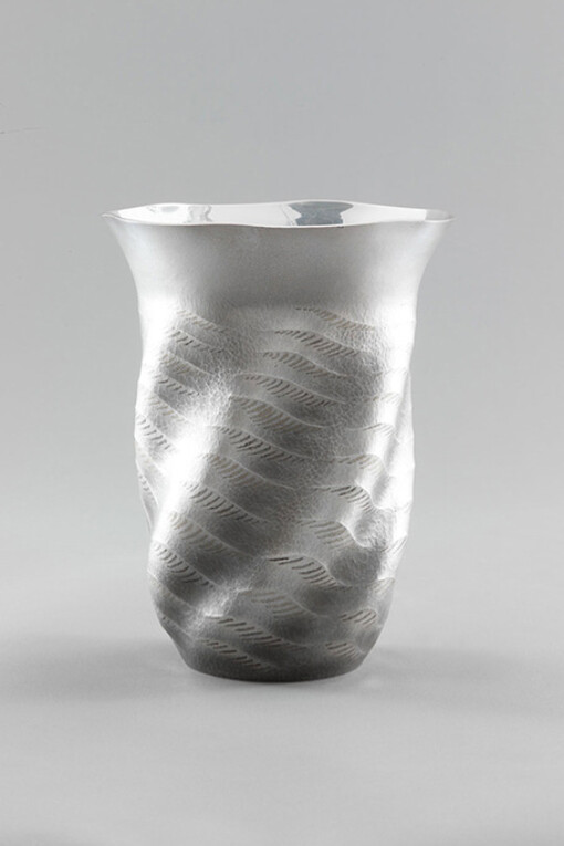 Gold and Silver Waves. Courtesy of Onishi Gallery