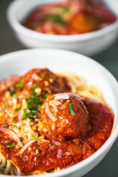 Due porzioni di spaghetti and meatballs. Questo piatto costituisce uno dei simboli del successo gastronomico e sociale degli italiani in America