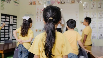 La escuela contemporánea oscila entre la búsqueda de innovación constante y la necesidad de preservar el conocimiento como núcleo de toda educación significativa