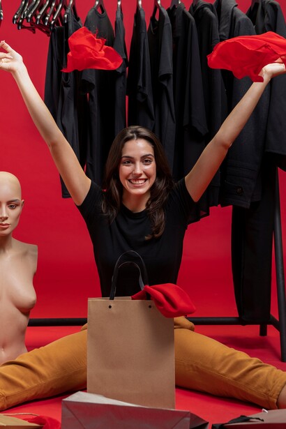 Scegliere capi di seconda mano: acquistare abbigliamento vintage o usato può aiutare a ridurre la domanda di nuovi prodotti, diminuendo l'impatto ambientale della produzione