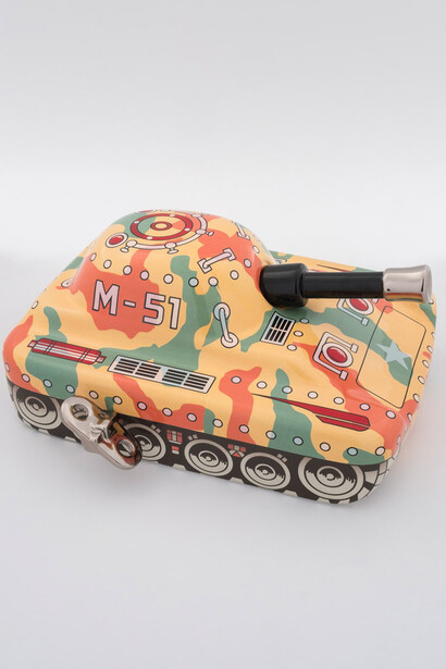 Giorgio Laveri, Gustavo, 2017, ceramica smaltata con interventi al terzo fuoco in platino in decalcomania, cm 34x24x17,  ph. Graneri Walter